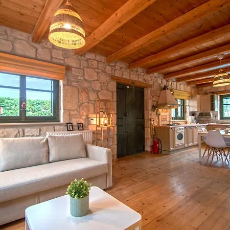 Valory's House - The Stone House Villa