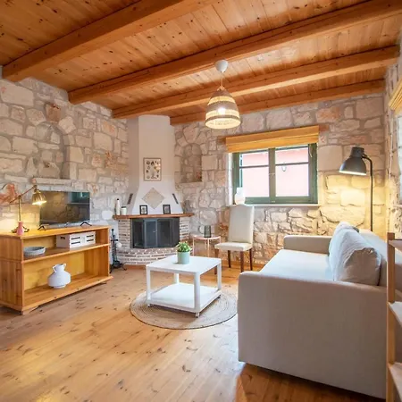 Valory's House - The Stone House Villa